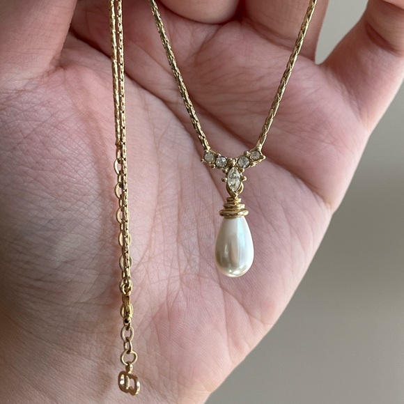 Vintage Christian Dior Rhinestone V Teardrop Pearl Dangle Thin Gold Necklace - Picture 5 of 8
